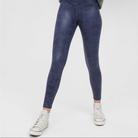 Aerie Offline The Hugger High Waisted Crackle Leggings in Navy Size XS - Picture 3 of 9